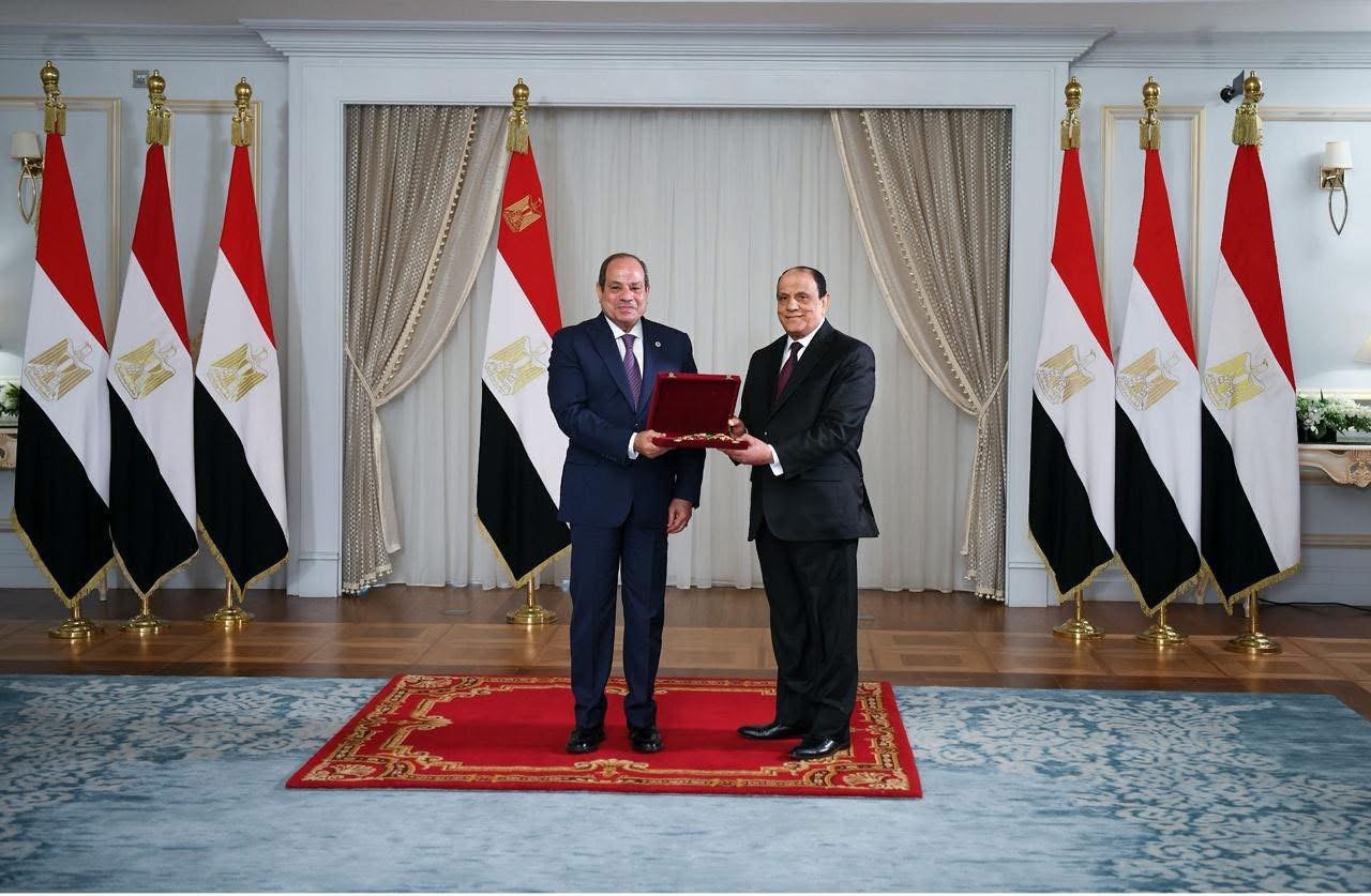 فخامة الرئيس السيسي يمنح معالى القاضي حسني عبد اللطيف رئيس محكمة النقض وسام الجمهورية من الطبقة الأولى