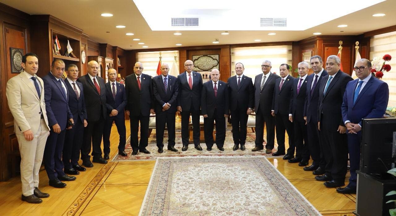 رئيس محكمة النقض يهنّئ المستشار محمد الشناوى بمقر هيئة النيابة الإدارية