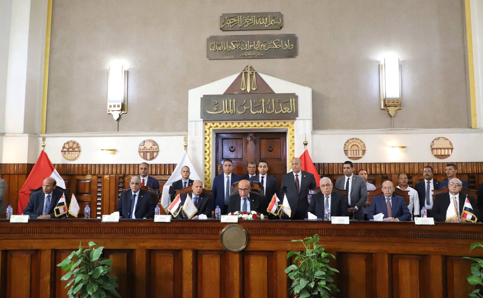 رئيس محكمة النقض رئيس مجلس القضاء الأعلى يشهد حلف اليمين للسادة القضاة المعينين بالقضاء من النيابة العامة