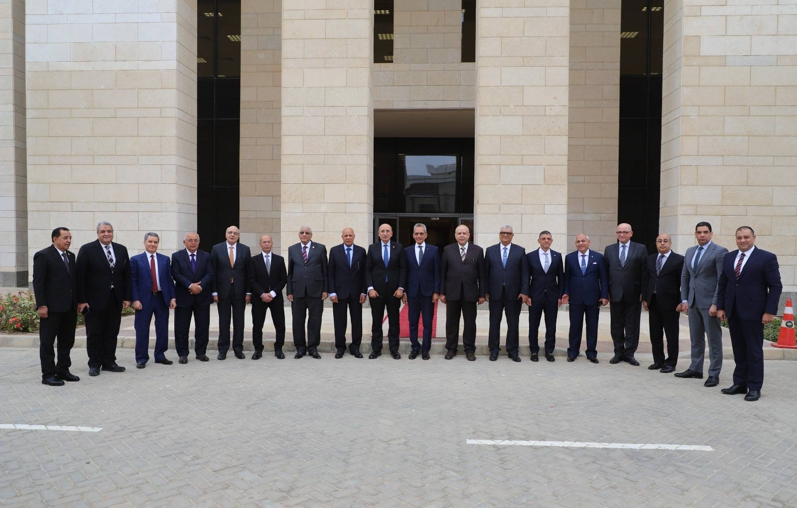 رئيس محكمة النقض رئيس مجلس القضاء الأعلى يهنئ وزير شئون المجالس النيابية بمقر الوزارة بالعاصمة الإدارية.