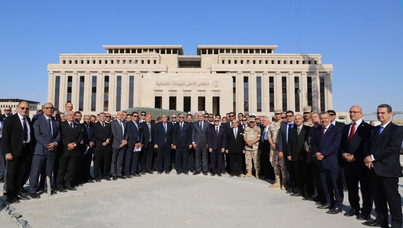 في إطار توجيهات القيادة السياسية بالارتقاء بالمنظومة القضائية وبحضور المستشار محمود الشريف وزير العدل، أجرى القاضى عاصم الغايش رئيس محكمة النقض ورئيس مجلس القضاء الأعلى جولة بمشروع مدينة العدالة