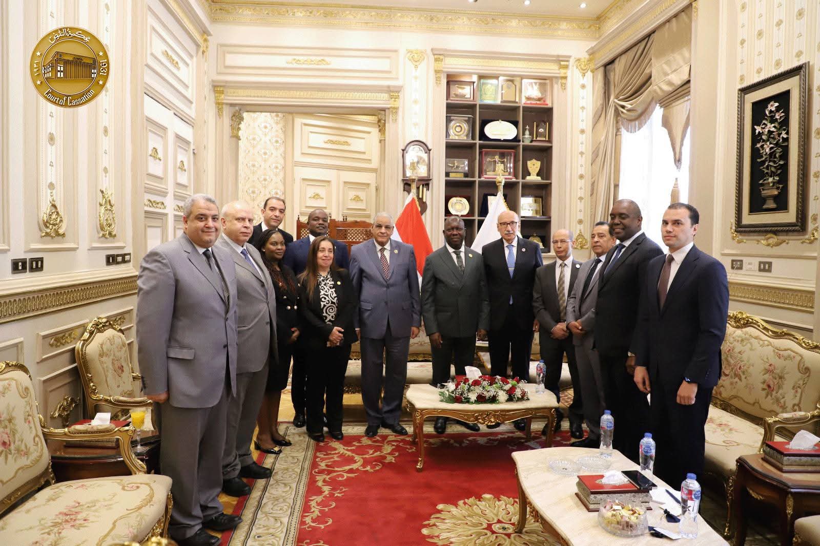 رئيس محكمة النقض رئيس مجلس القضاء الأعلى يستقبل وفدًا رفيع المستوي من النيابة العامة لدى دولة كينيا