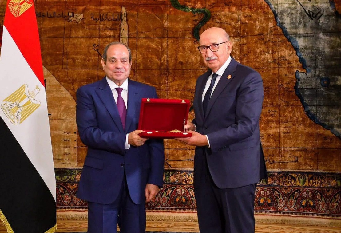 منح وسام الجمهورية من الطبقة الأولى، لمعالى القاضي/ عاصم عبد اللطيف الغايش، رئيس محكمة النقض - رئيس مجلس القضاء الأعلى السابق