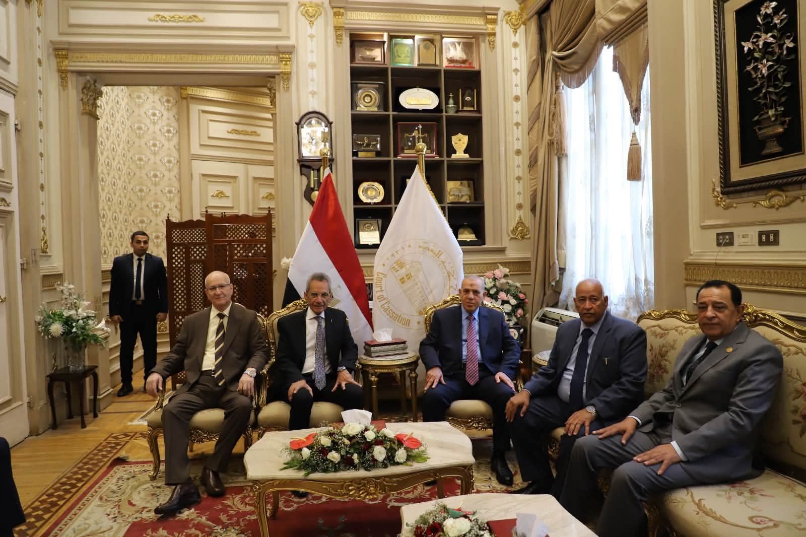 وزير شؤون المجالس النيابية يهنئ رئيس محكمة النقض بمناسبة توليه منصبه الجديد