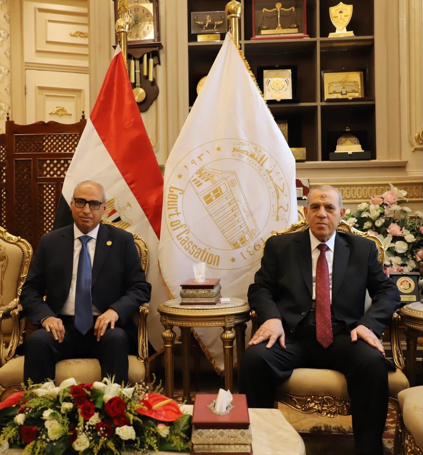 رئيس مجلس الدولة يهنئ رئيس محكمة النقض بمناسبة توليه منصبه الجديد